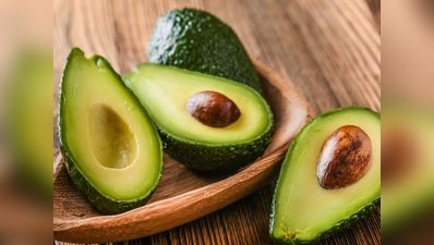 सुंदर और शाइनी बालों के लिए घर पर बनाएं Avocado हेयर मास्क