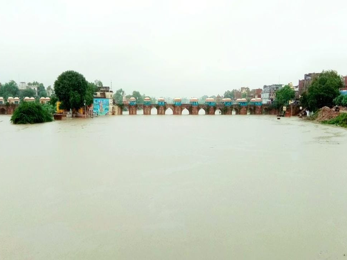 जौनपुर में गोमती नदी का जलस्तर बढ़ा