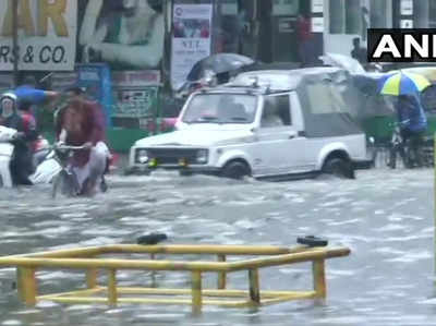 पटना बारिश: घुटने तक डूबा डाक बंगला चौराहा, अस्पताल में भी भरा पानी, देखें विडियो