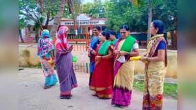 ಹೂ ನೀಡಿ ಬಯಲು ಶೌಚಕ್ಕೆ ತಡೆ