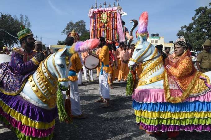 ಕಲಾ ತಂಡಗಳಿಂದ ಅತಿಥಿಗಳ ಸ್ವಾಗತ