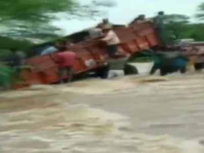राजस्थान: ...जब डूंगरपुर में 20 स्कूली छात्रों के साथ पानी के तेज बहाव में बहा ट्रक