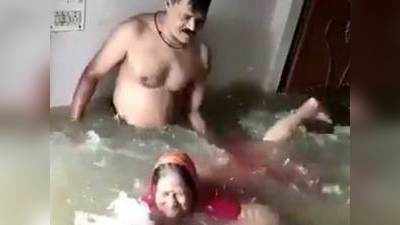 पटना में इतना पानी की घर में तैर रही यह महिला? जानें, इस विडियो का सच