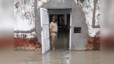 यूपी की जेल में भरा बारिश का पानी, कैदियों को दूसरे जिले में भेजने की तैयारी