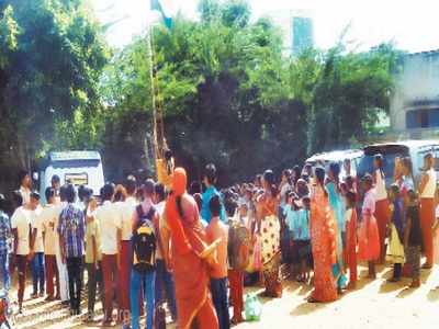 எங்க பள்ளிக்கூடத்தை சரி பண்ணித்தர முடியுமா? முடியாதா?... மாணவியும் தந்தையும் கோர்ட்டில் புகார்..