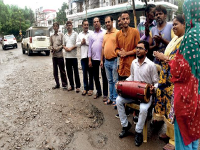 गड्ढों के खिलाफ गांधीगीरी: टूटी सड़क पर ढोलक बजाकर लोगों ने जताया विरोध