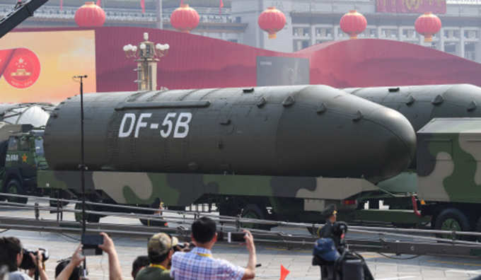 नैशनल परेड में चीन ने अपनी एक और विध्वंसक मिसाइल DF-5B का प्रदर्शन किया