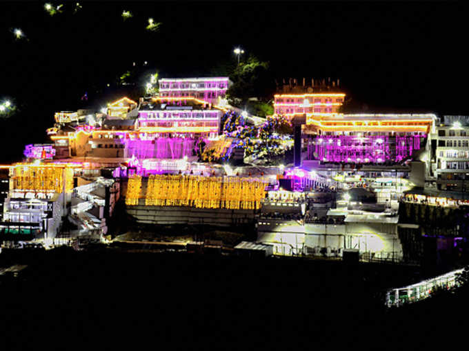 वैष्णोदेवी मंदिरावर आकर्षक रोषणाई