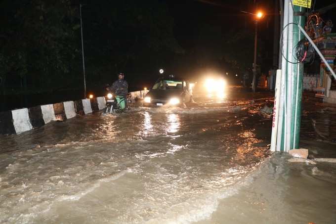 ರಸ್ತೆಗೆ ನುಗ್ಗಿದ ನೀರು