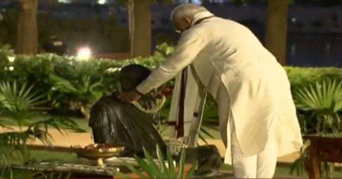 साबरमती आश्रम पहुंचकर प्रधानमंत्री मोदी ने गांधी जी की प्रतिमा पर किया माल्यार्पण