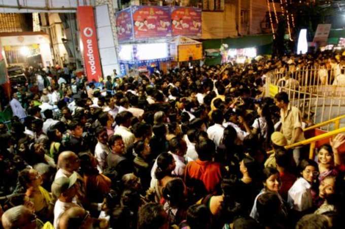 kolkata-police-ready-for-crowd-control-during-durga-puja-CrowdsKolkataroadsdurgapuja