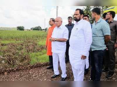 ಅಥಣಿ ನೆರೆ ಪೀಡಿತ ಪ್ರದೇಶಕ್ಕೆ ಸಿಎಂ ಭೇಟಿ: ರಸ್ತೆ ಬದಿಯ ಅಂಗಡಿ ಮುಗ್ಗಟ್ಟು ಬಂದ್ ಮಾಡಿಸಿದ ಪೊಲೀಸರು!