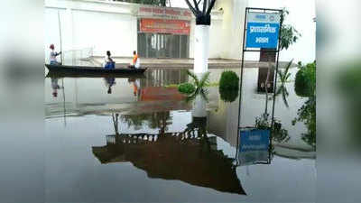 बलियाः विश्वविद्यालय में बाढ़, परिसर में चल रही छोटी नाव, तिराहे पर कुलपति ऑफिस
