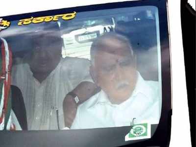 येदियुरप्‍पा और उनके मंत्रियों को कानून की नहीं परवाह, नहीं लगाई सीट बेल्‍ट