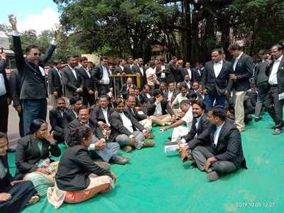 ಹಲ್ಲೆ ಖಂಡಿಸಿ ವಕೀಲರಿಂದ ಪ್ರತಿಭಟನೆ