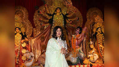 फिल्म द स्काई इज पिंक के प्रमोशन के बीच मां दुर्गा का आशीर्वाद लेने पहुंची प्रियंका चोपड़ा