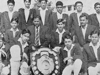 श्रद्धा कपूर ने शेयर की अपने पिता शक्ति कपूर की 55 साल पुरानी तस्वीर, तब थे स्कूल क्रिकेट टीम के कैप्टन