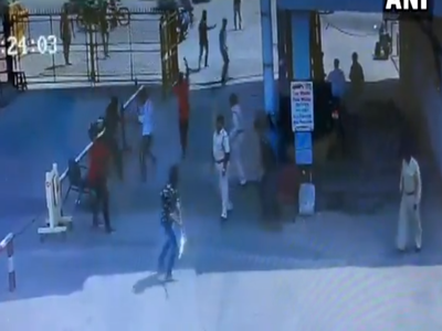 कच्छ में कांडला स्पेशल इकोनॉमिक जोन के प्रवेश द्वार पर सुरक्षाकर्मियों पर तलवार से हमला