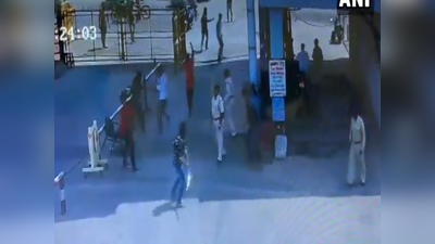 कच्छ में कांडला स्पेशल इकोनॉमिक जोन के प्रवेश द्वार पर सुरक्षाकर्मियों पर तलवार से हमला