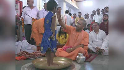 महानवमी: गोरखनाथ मंदिर में सीएम योगी आदित्यनाथ ने किया कन्या पूजन