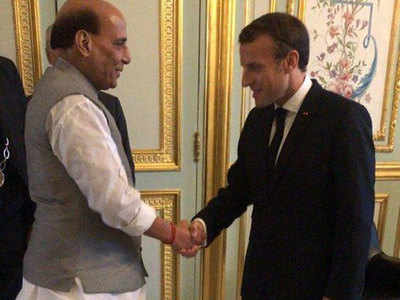 राफेल मिलने से पहले राजनाथ सिंह की फ्रांस के राष्ट्रपति इमैन्युअल मैक्रों के साथ बैठक