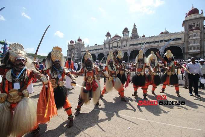 ದಸರಾ ಸಂಭ್ರಮದಲ್ಲಿ ಜಾನಪದ ಕುಣಿತ ವೀರಗಾಸೆಯ ಸೊಗಸು