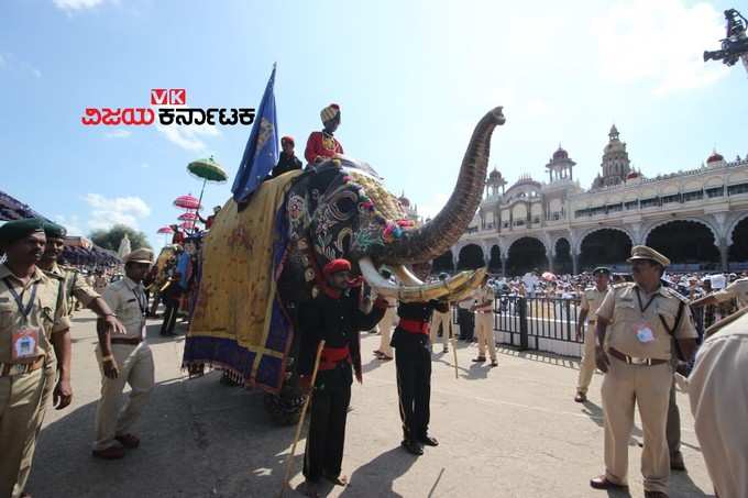 ಅರಮನೆ ಮುಂದೆ ಸಾಗುತ್ತಿರುವ ಆನೆಗಳ ದಂಡು