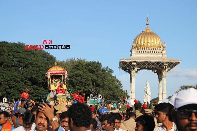 ನಾಡದೇವಿಗೆ ಭಕ್ತರ ನಮನ