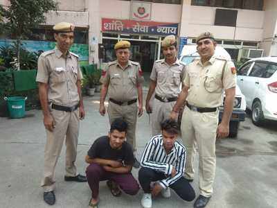 1 मोबाइल ढूंढने गई पुलिस, मिल गया ‘जखीरा’