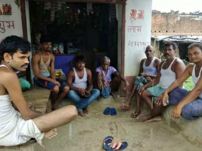ग्रामीणों की शिकायत सुनते कमिटी के सदस्य