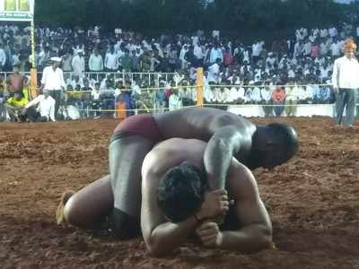 ಬೇಡಕಿಹಾಳದಲ್ಲಿಜನಮನ ಸೆಳೆದ ಕುಸ್ತಿ ಪಂದ್ಯ