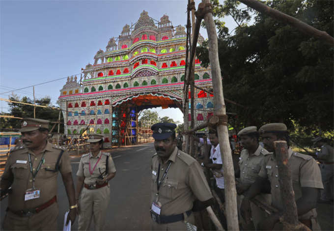 स्वागत के लिए तैयार किया गया भव्य द्वार