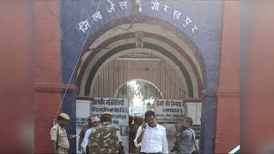 गोरखपुरः जेल में कैदियों ने काटा बवाल, जेलर से हाथापाई, पुलिसकर्मियों पर बरसाए पत्थर
