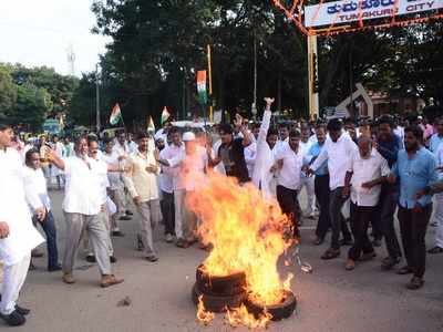 ಪರಮೇಶ್ವರ್ ಮೇಲೆ ಐಟಿ ದಾಳಿ-ತುಮಕೂರಿನಲ್ಲಿ ಕಾಂಗ್ರೆಸ್ ಪ್ರತಿಭಟನೆ