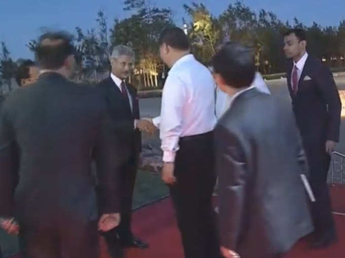 विदेश मंत्री एस जयशंकर से मिलते चीन के राष्ट्रपति शी चिनफिंग।