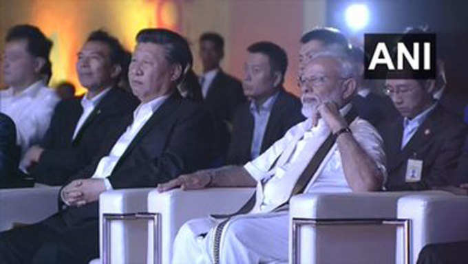 कार्यक्रम का लुत्फ उठाते चीनी राष्ट्रपति और PM