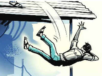 तमिलनाडु: टहलते हुए फोन पर बात कर रहा युवक छत से नीचे गिरा, मौत