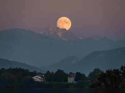 आज उतरेल चंद्र, तुझ्या माझ्या अंगणात