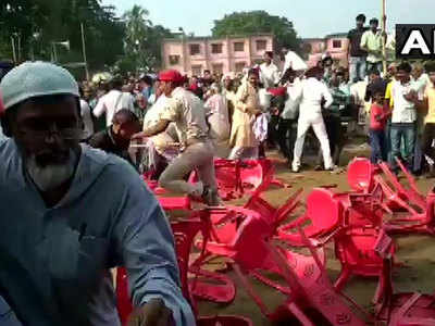 उपचुनाव: तेजस्वी यादव की जनसभा के दौरान कार्यकर्ताओं के बीच चलीं कुर्सियां