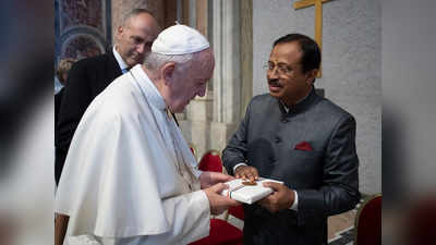 वेटिकन सिटी में पोप फ्रांसिस से मिले विदेश राज्यमंत्री, भेंट की भगवद् गीता अकॉर्डिंग टू गांधी पुस्तक
