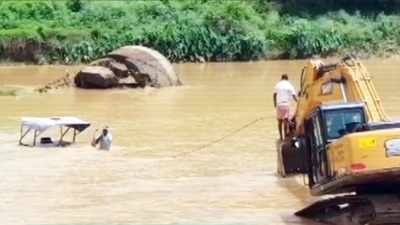 ವಿಡಿಯೋ: ಡೋಣಿ ನದಿ ರಭಸಕ್ಕೆ ಕೊಚ್ಚಿ ಹೋದ ಟ್ರಾಕ್ಟರ್‌ :  ಈಜಿ ದಡ ಸೇರಿದ ಇಬ್ಬರು ರೈತರು