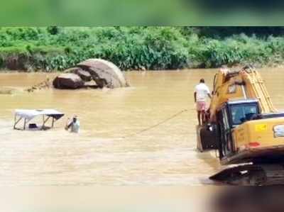 ವಿಡಿಯೋ: ಡೋಣಿ ನದಿ ರಭಸಕ್ಕೆ ಕೊಚ್ಚಿ ಹೋದ ಟ್ರಾಕ್ಟರ್‌ :  ಈಜಿ ದಡ ಸೇರಿದ ಇಬ್ಬರು ರೈತರು