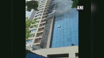 मुंबई: अंधेरी में कमर्शल बिल्डिंग में लगी आग, दमकल की 4 गाड़ियां मौके पर