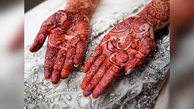 Karwa Chauth Mehndi: इन खूबसूरत मेहंदी डिजाइंस से सजाएं अपने हाथ