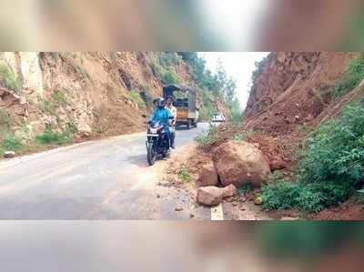 ಕಣಿವೆ ರಸ್ತೆಯಲ್ಲಿ ಗುಡ್ಡ ಕುಸಿತ, ಸವಾರರಿಗೆ ಆತಂಕ!