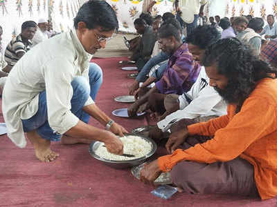 एक भूखी महिला को देखा था, आज 1200 लोगों को खाना खिलाते हैं अजहर