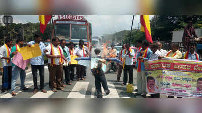 ಹಾಲು ಆಮದು ಖಂಡಿಸಿ ಹೆದ್ದಾರಿ ಸಂಚಾರ ತಡೆದು ಪ್ರತಿಭಟನೆ