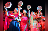 देश भर में महिलाओं ने की करवा चौथ की पूजा, चांद देख खोला व्रत