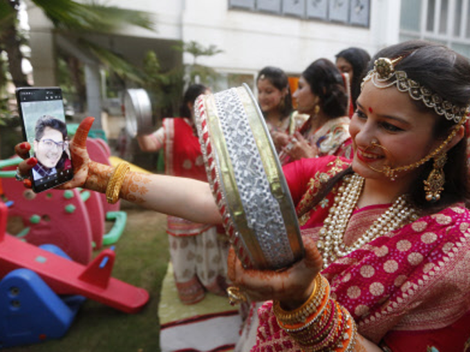 पति की तस्वीर देख व्रत खोलती महिला, अहमदाबाद