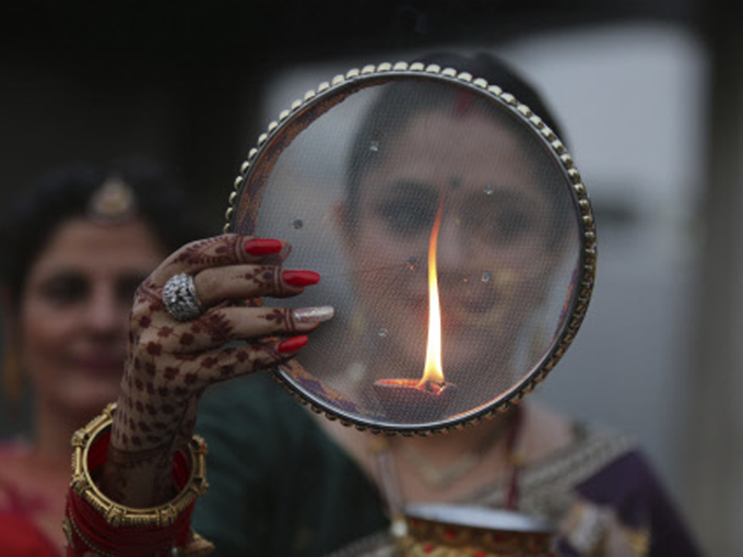 चांद को दिया दिखाती सुहागिन महिला, जम्मू